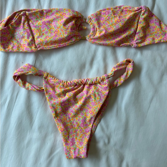 KULANI KINI’S // BANDEAU + ROUCHED THONG - CHAMPAGNE BLOSSOM - Picture 4 of 6